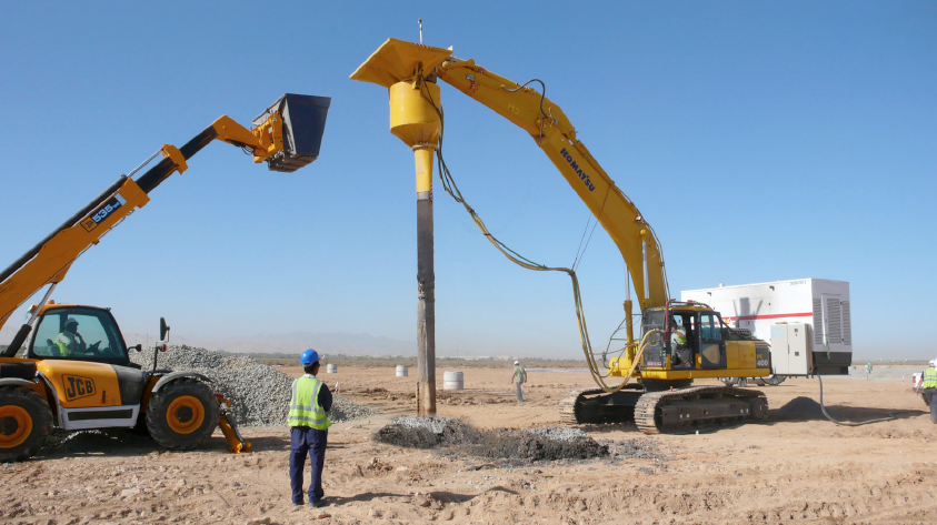 Vibro Stitcher for 6.5 m maximum treatment depth. Gravel is fed with telescopic loader.