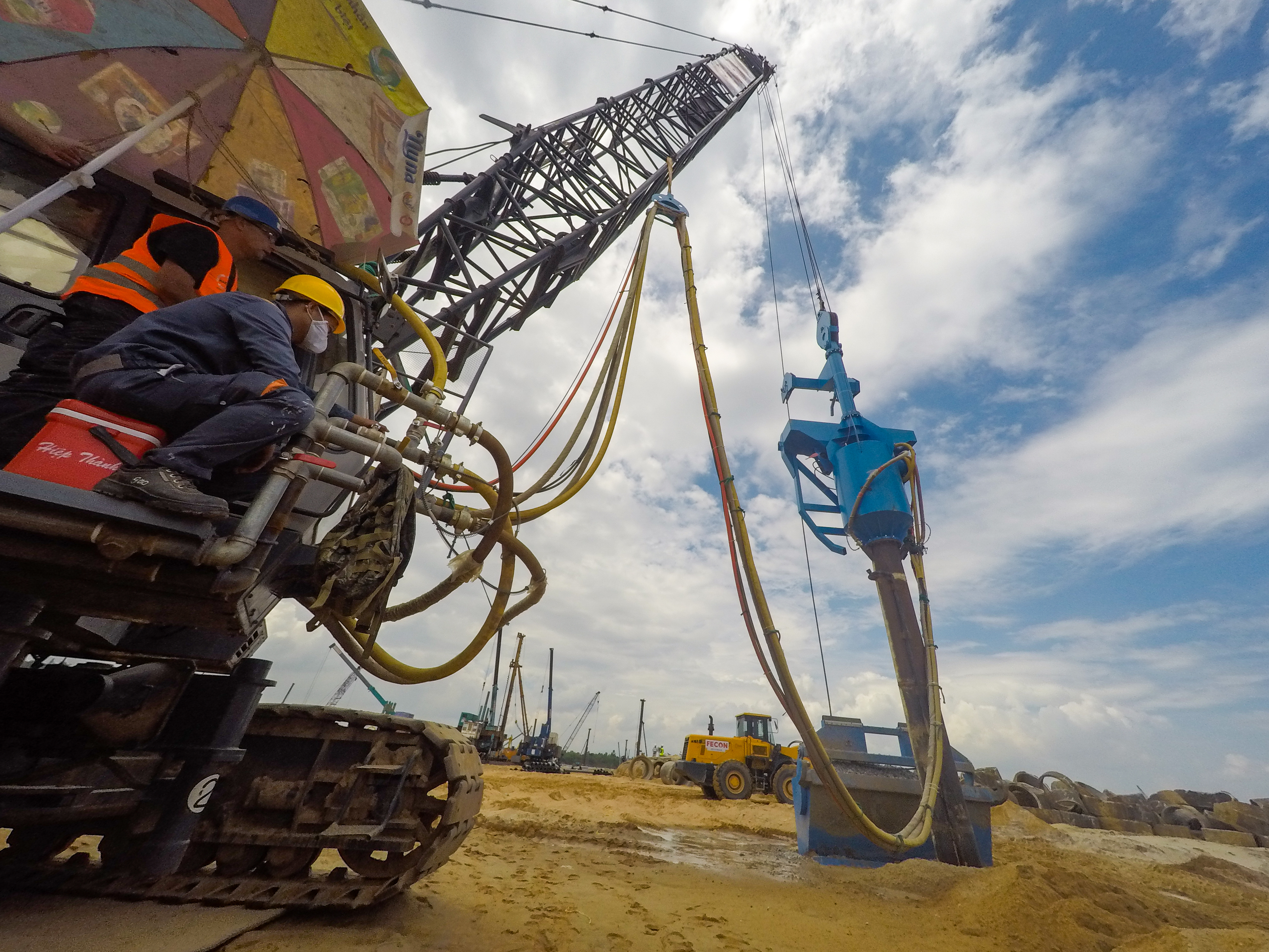 Wide angle photo of BC1 and the Water/Air supply hoses to the rig. Water is used during penetration in hard layers.